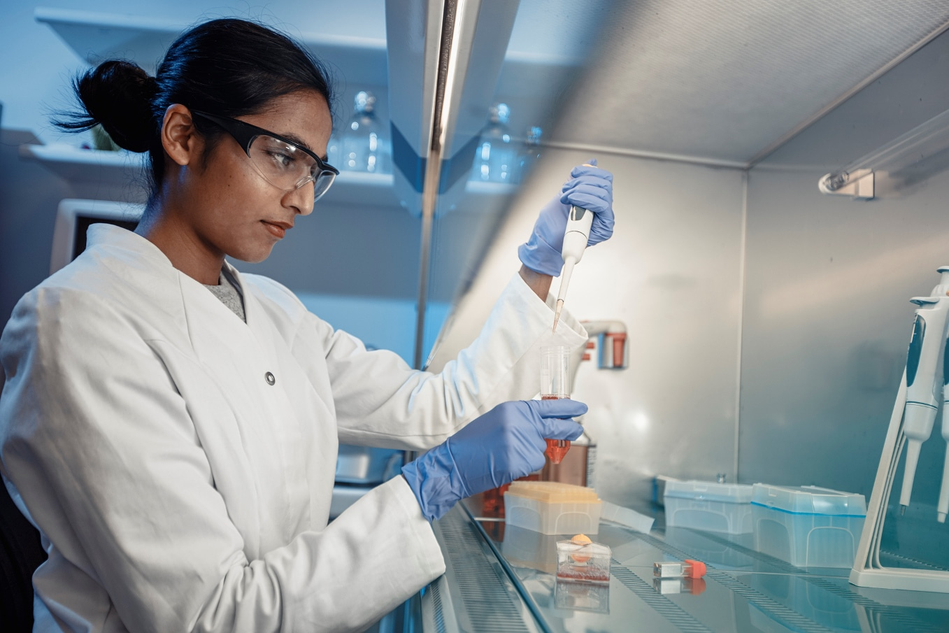 Female scientist experimenting in the laboratory utilizing CDMO laboratory software and management tools